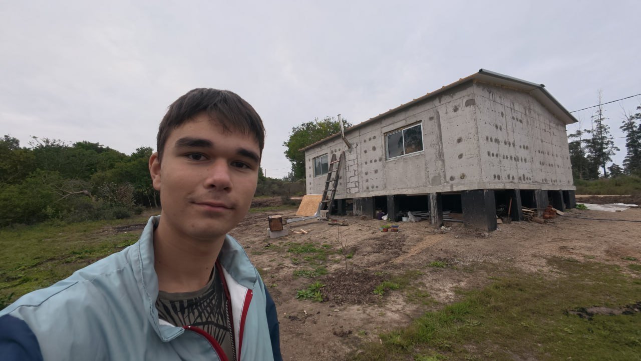 Ренат у бетонного дома-«бункера» в Пириаполисе